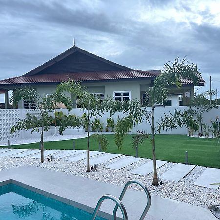 Home In Terengganu With Private Pool كُوالا تيرينغانو المظهر الخارجي الصورة