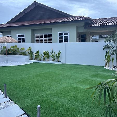 Home In Terengganu With Private Pool كُوالا تيرينغانو المظهر الخارجي الصورة