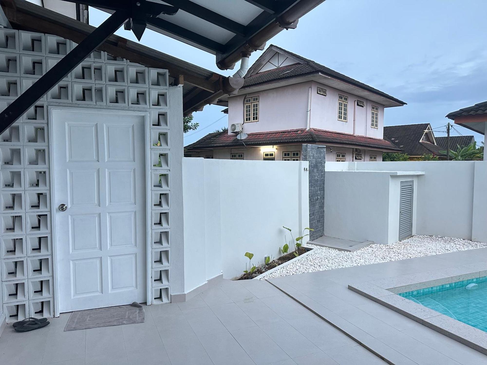 Home In Terengganu With Private Pool كُوالا تيرينغانو المظهر الخارجي الصورة